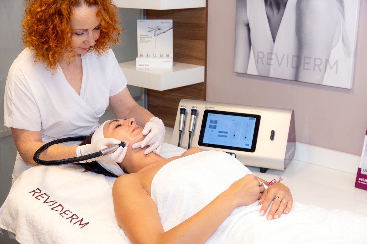 Regina Höfinger bei einer Microdermabrasion-Behandlung im Institut